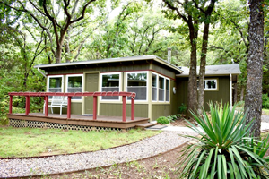Welcome to our Cozy Lake Cabin Getaway on Lake Texoma!