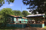 Adorable 2 bedroom home with covered deck and walk to Lake Texoma!