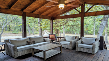 Hidden cabin on pivate FORTY ACRE woods with 3 bedrooms, near beach and marina!