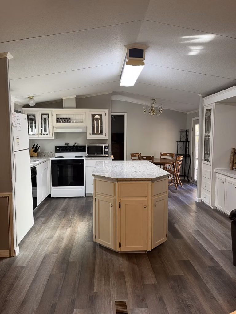 RECENTLY UPDATED Lake Texoma Private Acreage! Sleeps 8. Pet Friendly. 3 acres.