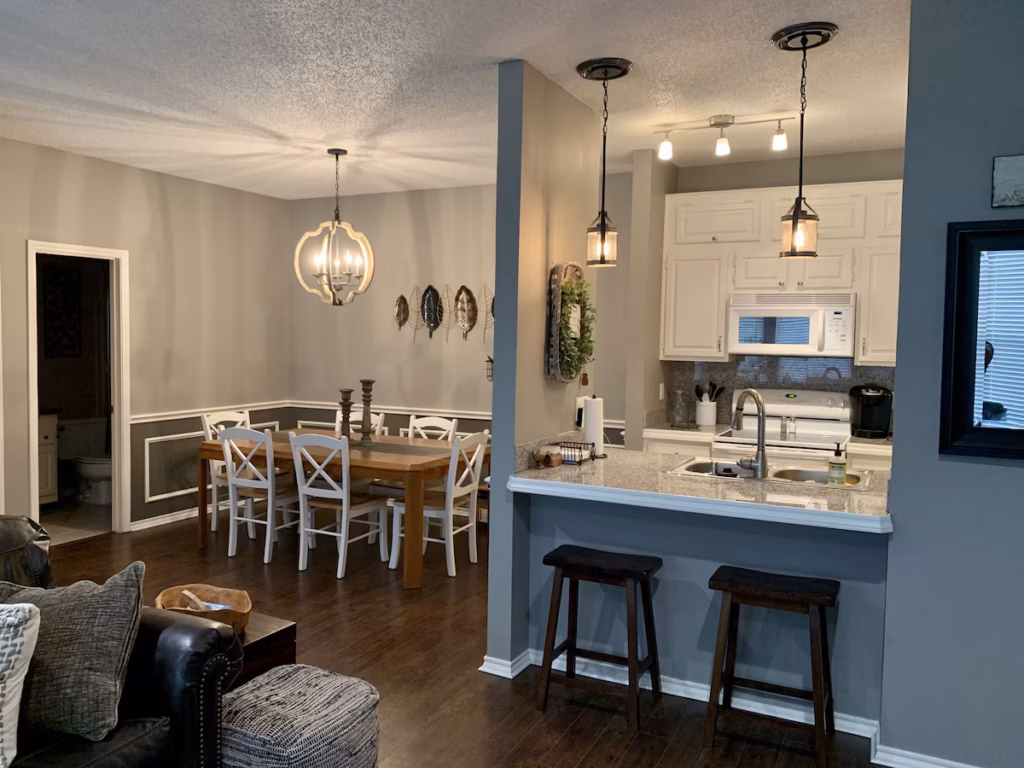 Relaxing & Family-Friendly, lakeside condo w/pool & balcony